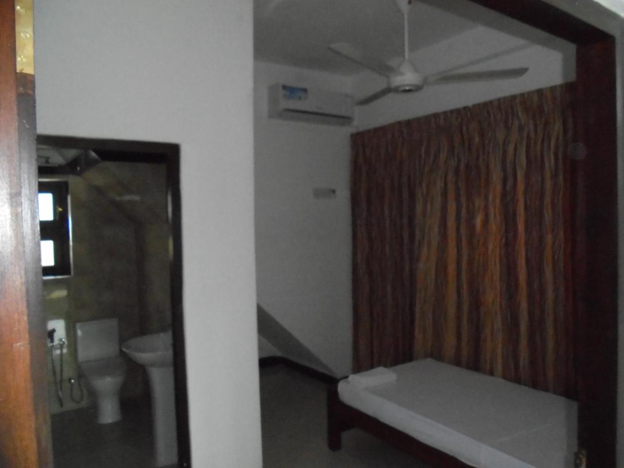 Jmf Hotel Negombo Exteriör bild