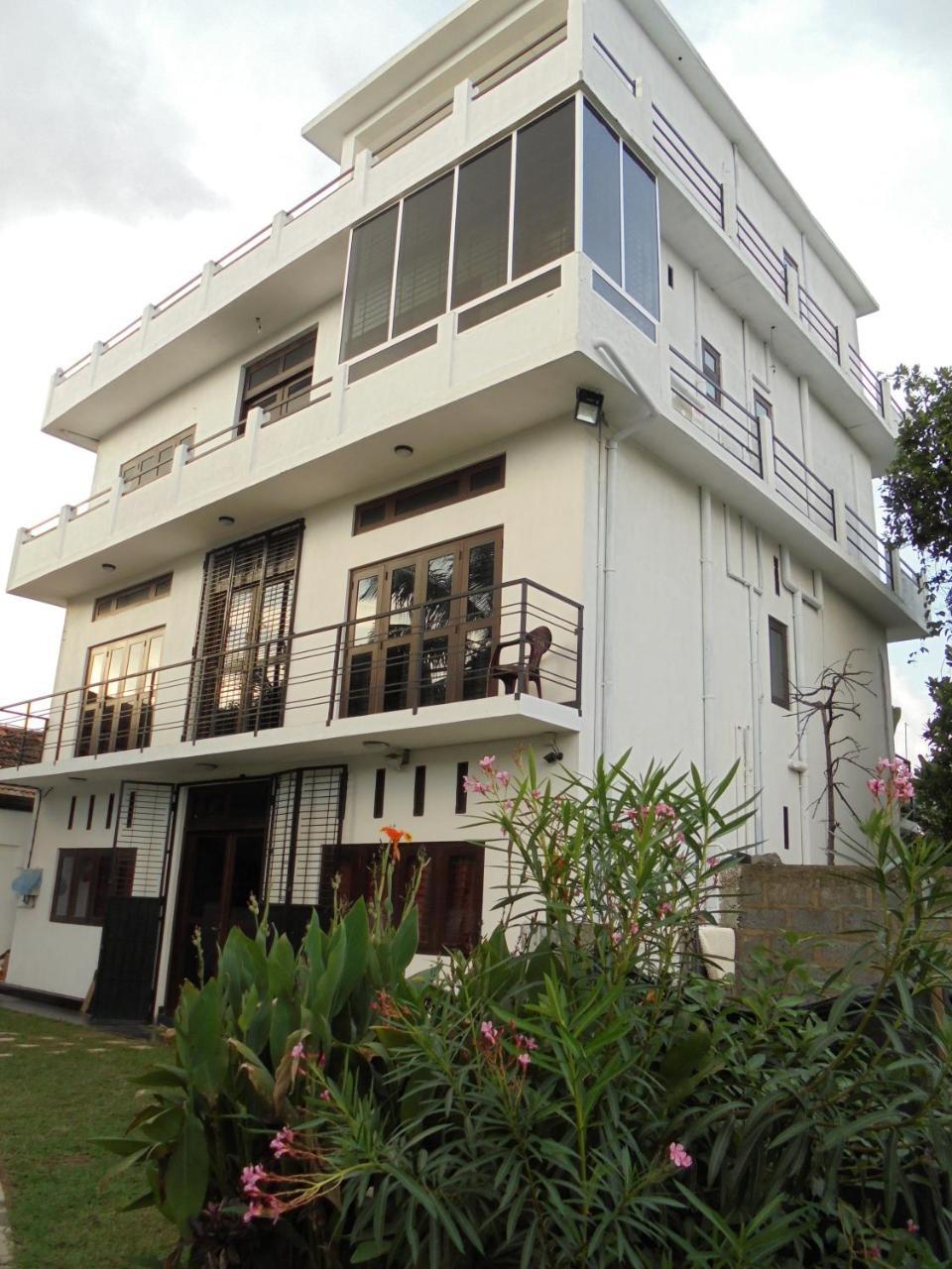 Jmf Hotel Negombo Exteriör bild