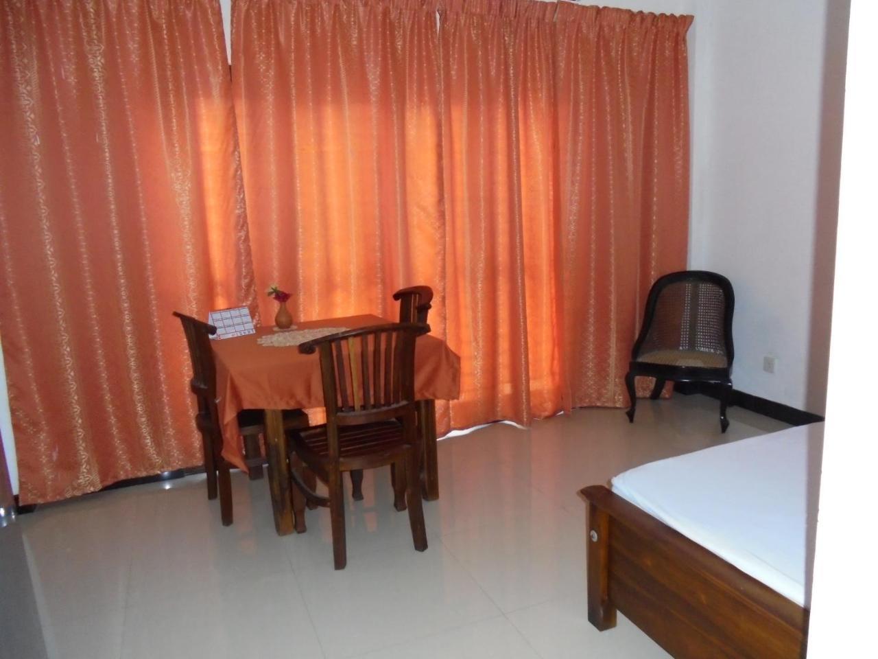 Jmf Hotel Negombo Exteriör bild