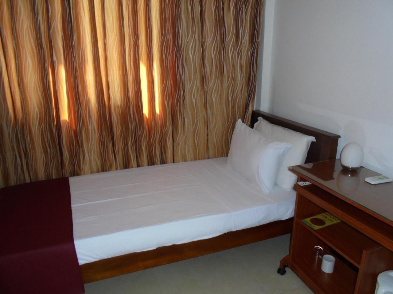 Jmf Hotel Negombo Exteriör bild