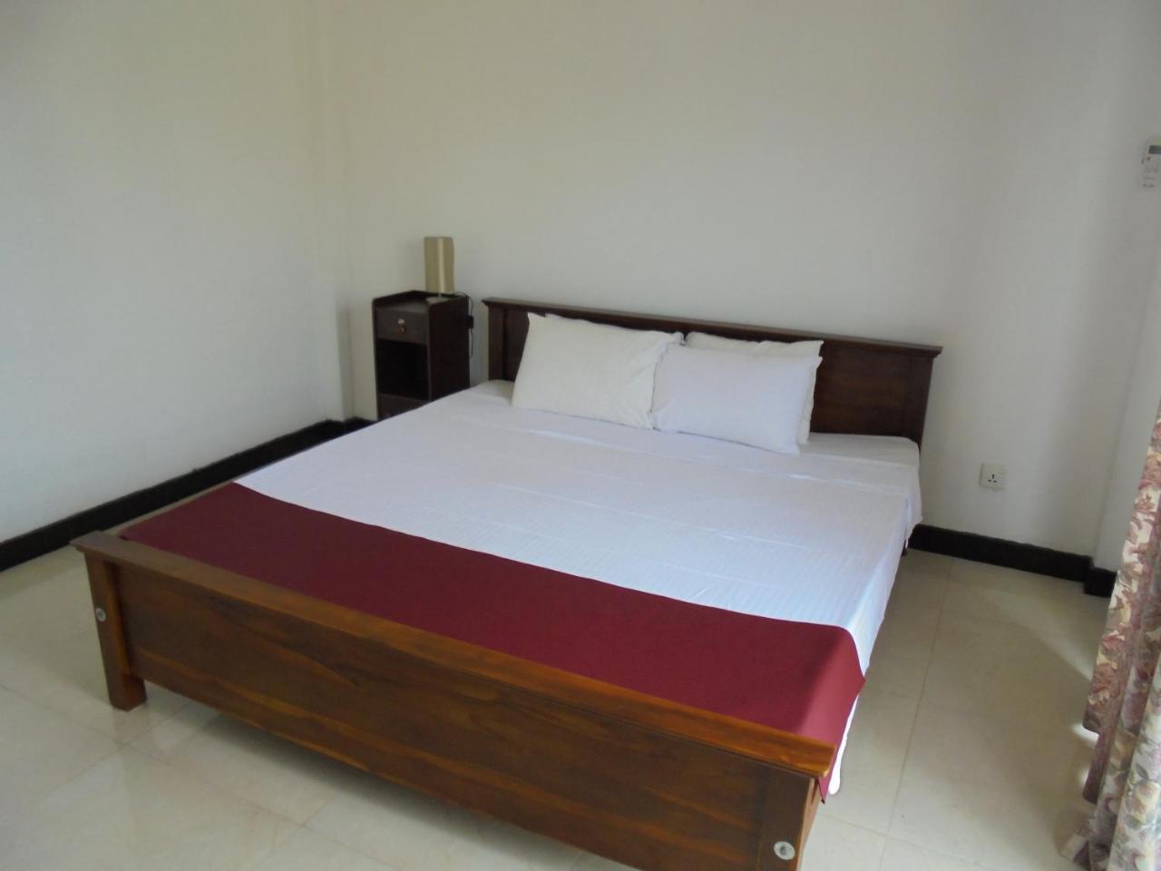 Jmf Hotel Negombo Exteriör bild