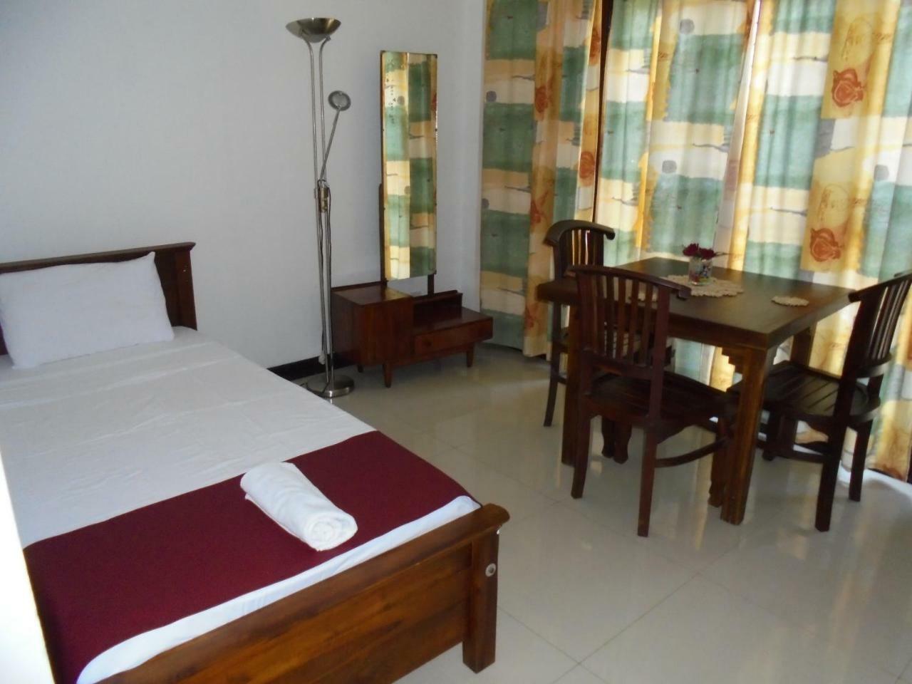 Jmf Hotel Negombo Exteriör bild