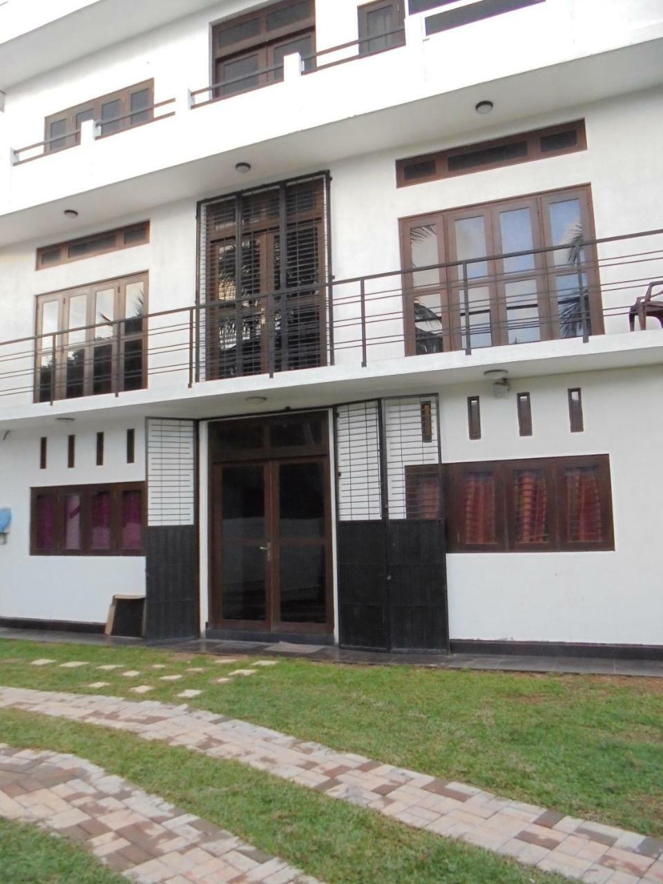 Jmf Hotel Negombo Exteriör bild