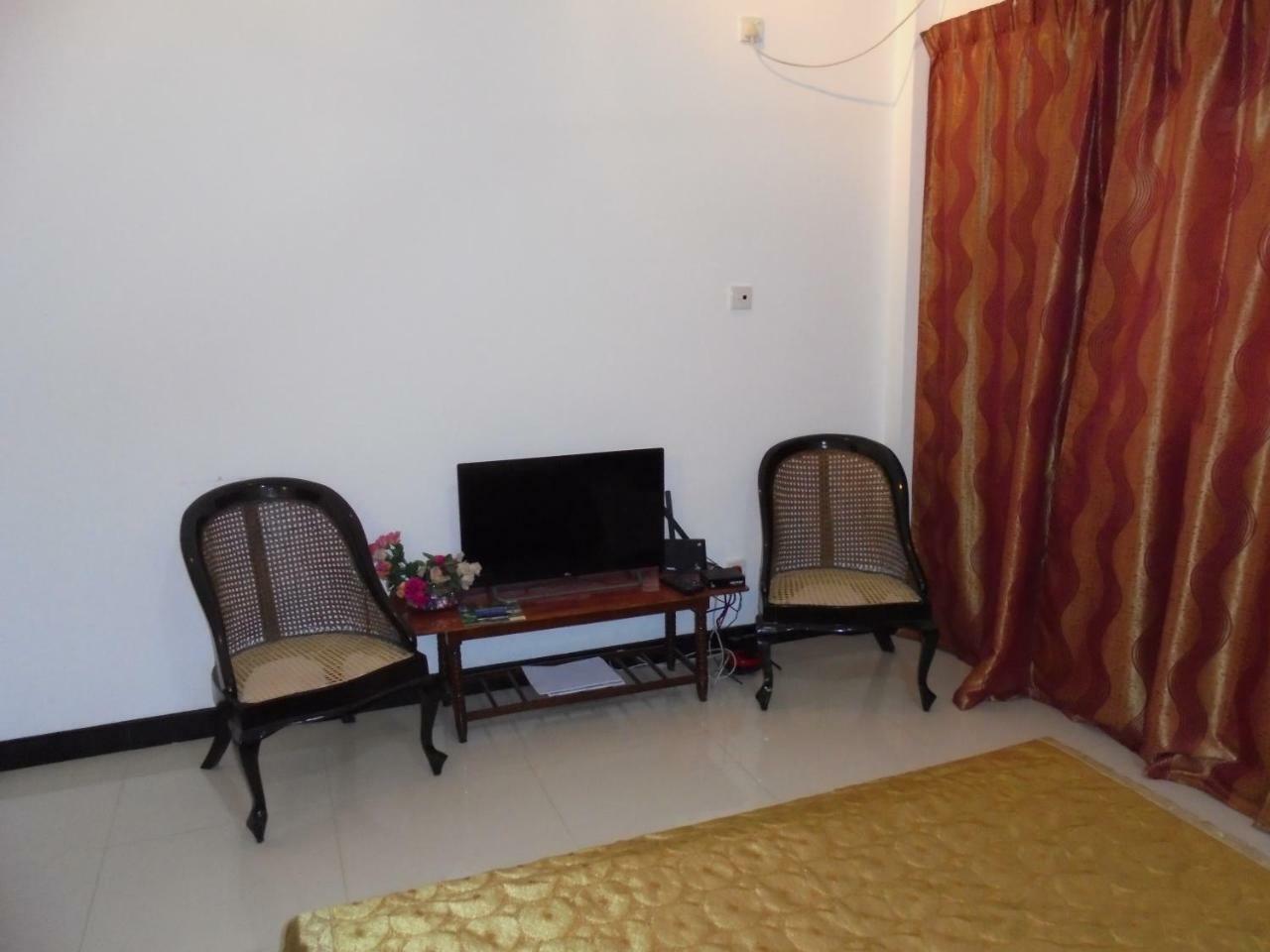 Jmf Hotel Negombo Exteriör bild